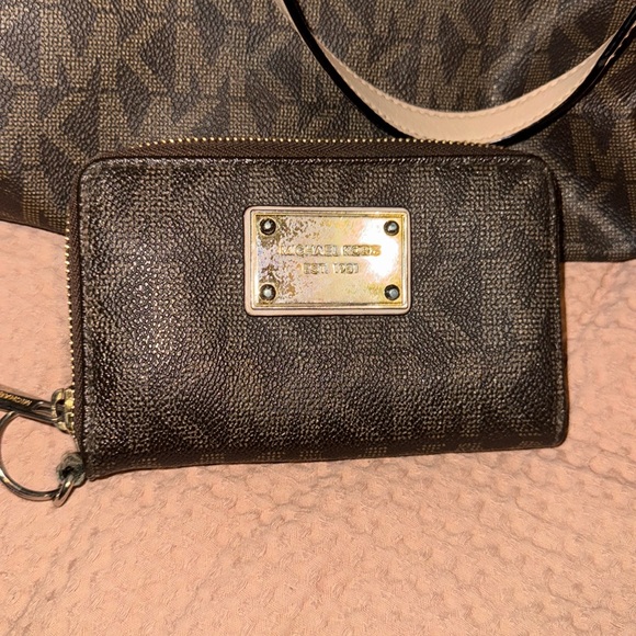 Michael Kors handbag and matching wallet - Picture 6 of 8